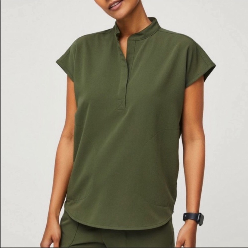 FIGS MATERNITY SCRUBS IN OLIVE GREEN SIZE SMALL TOP AND MEDIUM BOTTOM